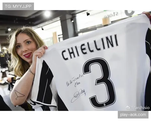 告别与传承：尤文图斯赛后为基耶利尼举行纪念仪式，布雷默接过4号球衣